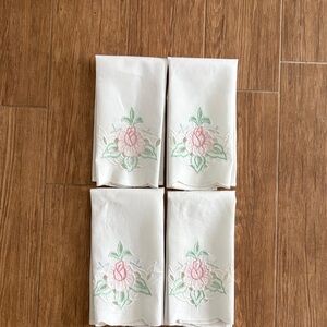 4 Floral Embroidered White Napkins Set